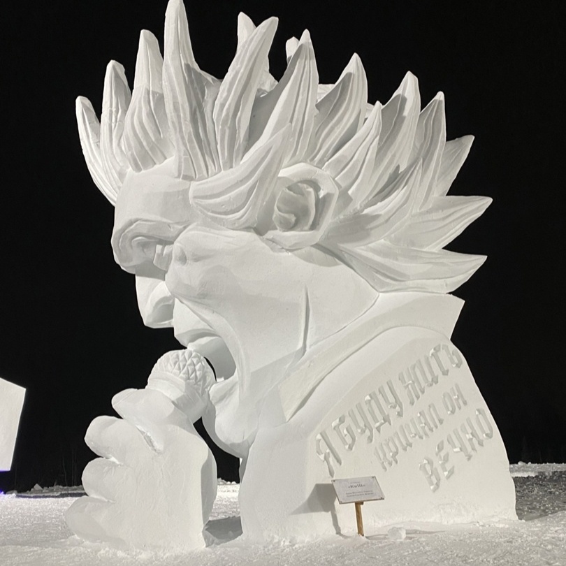 На фестивале в Кировске вологжане создали скульптуру солиста группы «Король и шут» изо льда и снега. Фото Виталия Попова